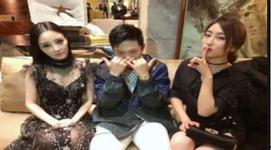 关注娱乐圈的吃瓜群众,揭秘明星幕后故事，吃瓜群众必看！